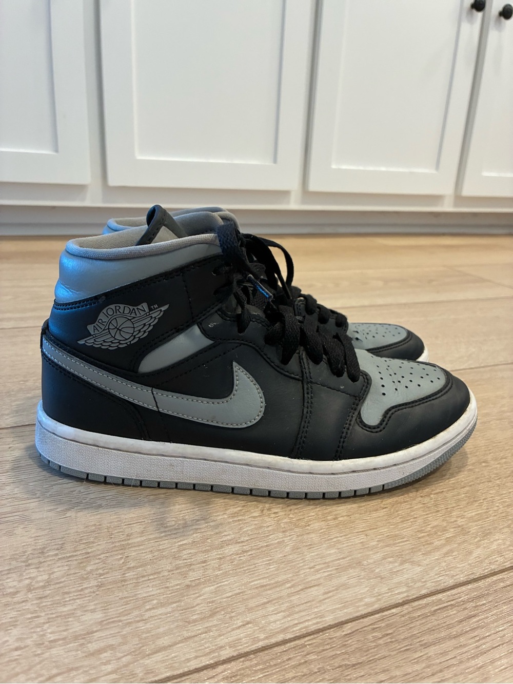 Nike Air Jordan 1 Mid Shadow Particle Grey Black Size 7 Women’s BQ6472-007